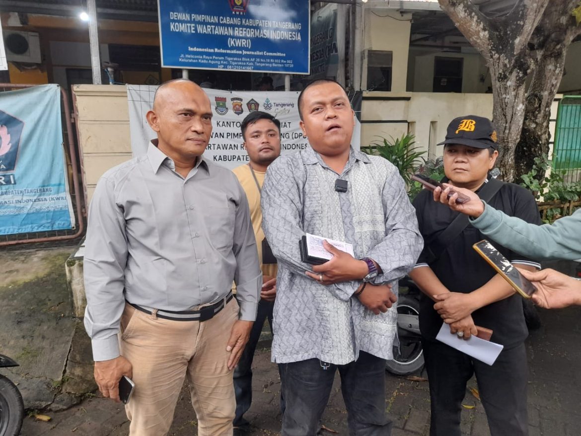 Mad Sutisna revient pour s’inscrire en tant que candidat au président du KWRI Tangerang Regency, prêt à terminer les programmes inachevés