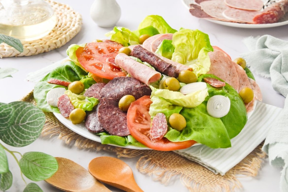 la recette traditionnelle avec des légumes et des saucisses typiques de cette région