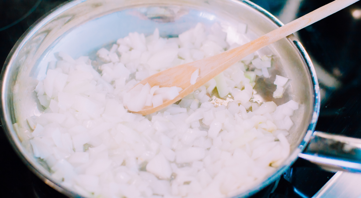 Riz fraîchement cuit : pourquoi il ne faut JAMAIS l’utiliser en chaufa