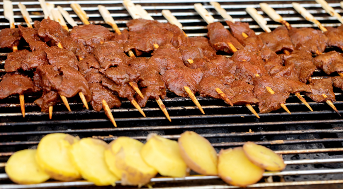 Anticuchos péruviens : ce sera la nouvelle anticuuchería de Daddy Yankee et Jaime Pesaque