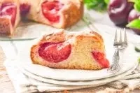 Bizcocho de ciruelas: un postre delicioso con todo el sabor de esta fruta